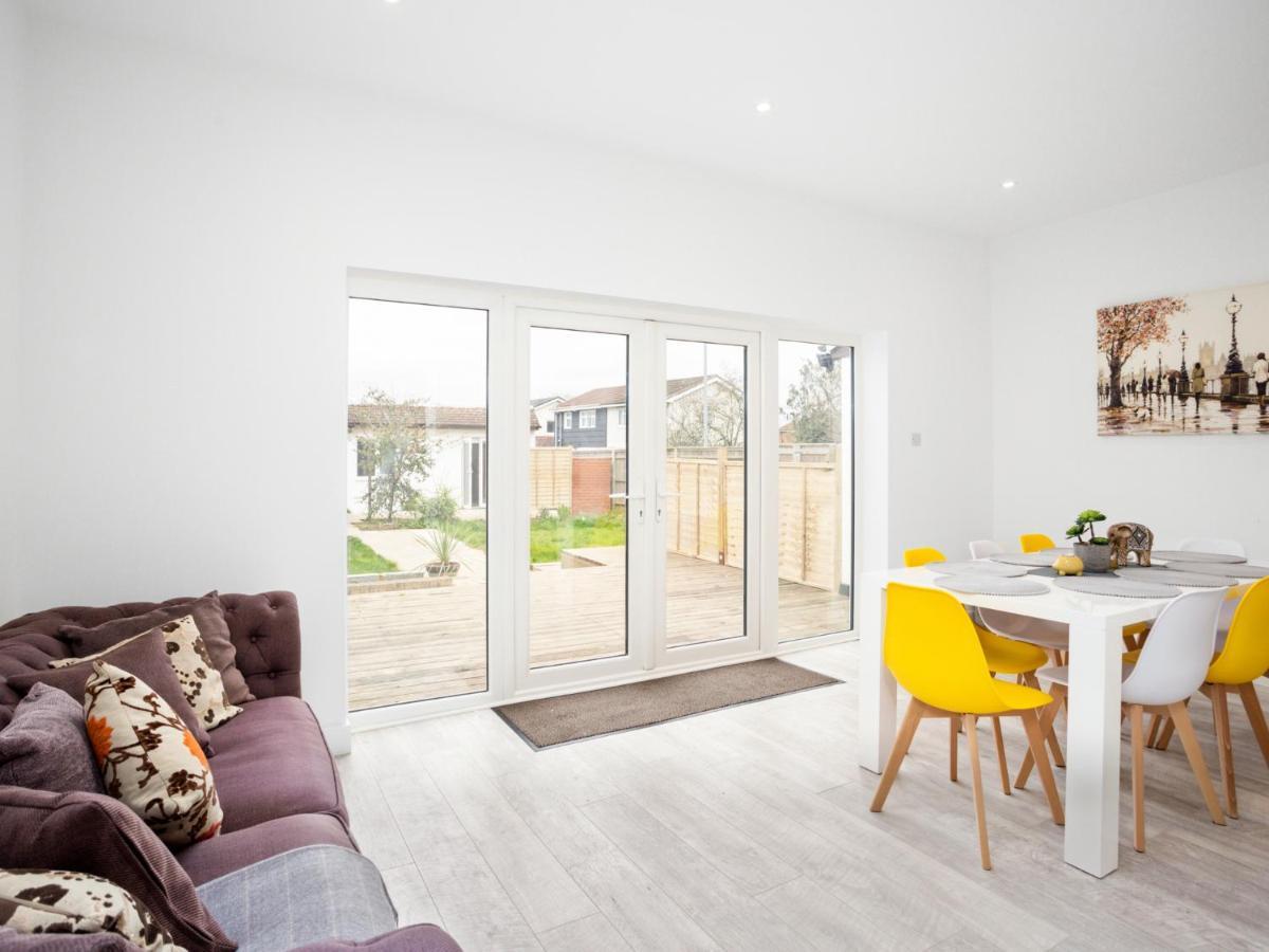 Large Modern Family Home Windsor Esterno foto