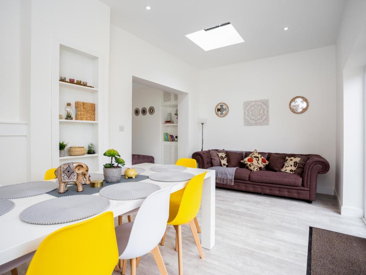 Large Modern Family Home Windsor Esterno foto