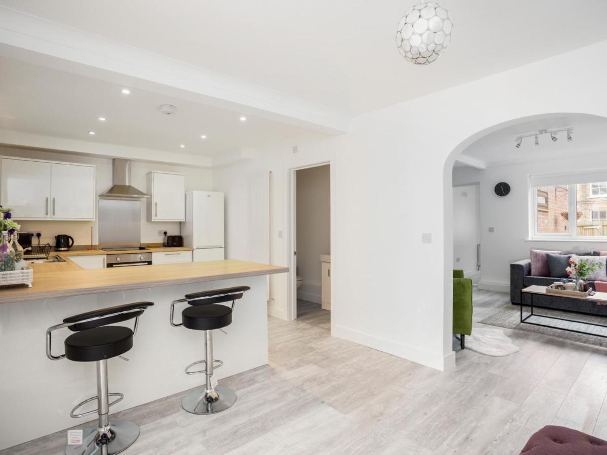 Large Modern Family Home Windsor Esterno foto