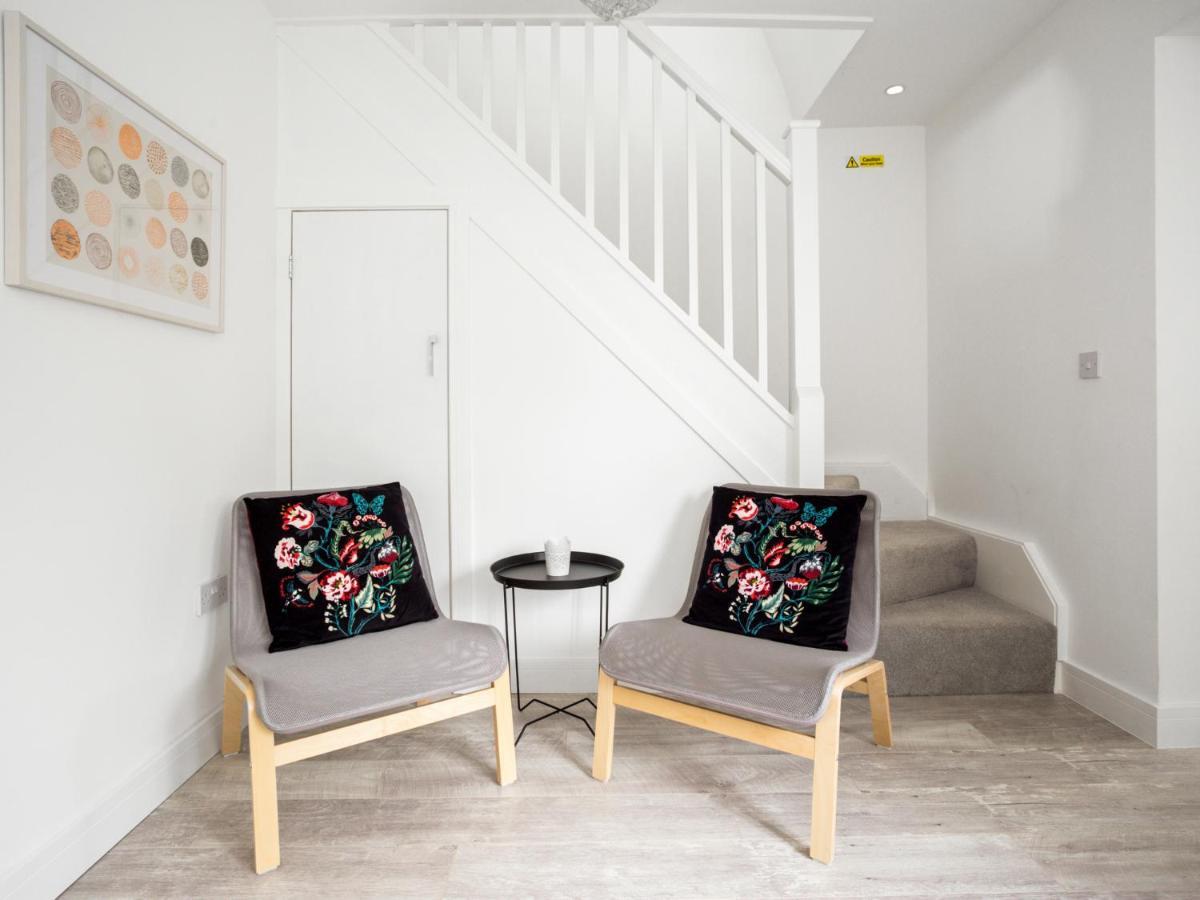 Large Modern Family Home Windsor Esterno foto