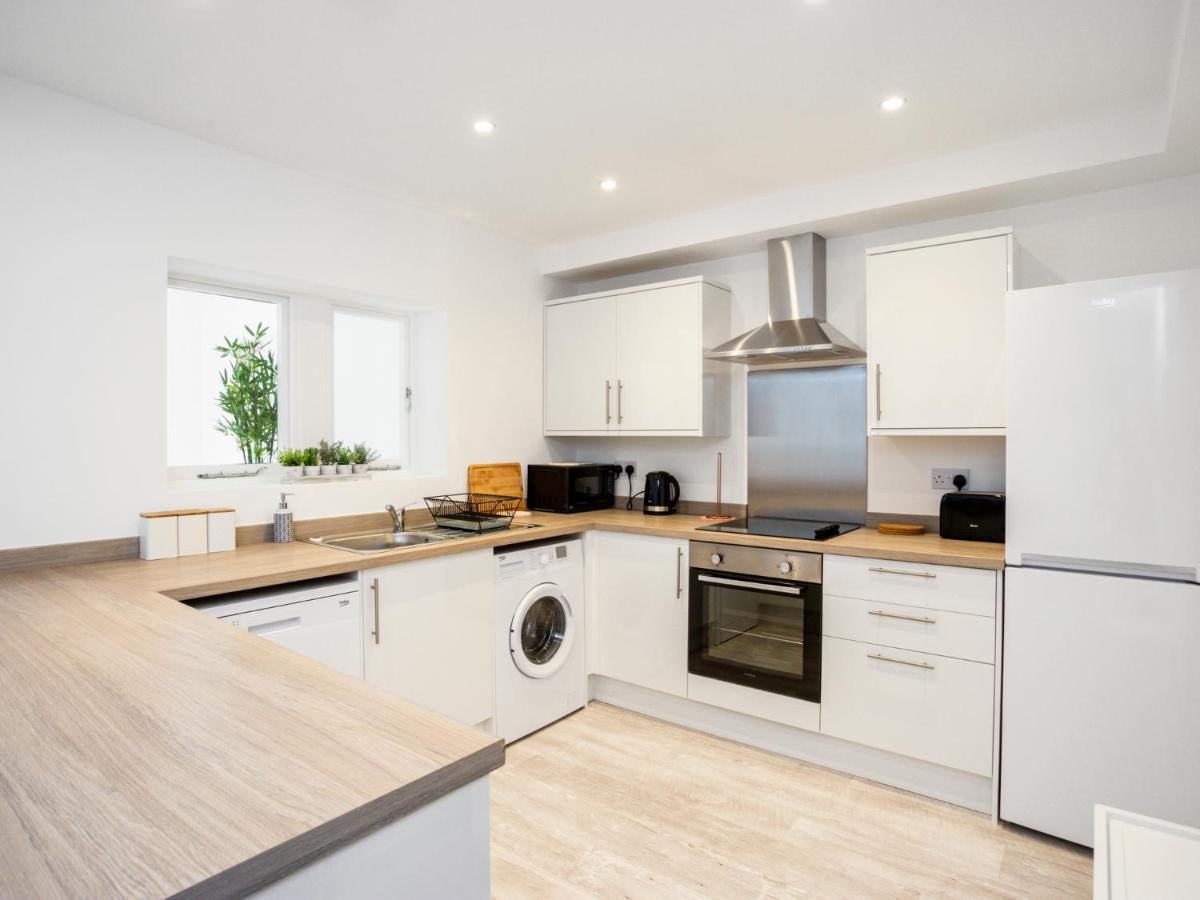 Large Modern Family Home Windsor Esterno foto