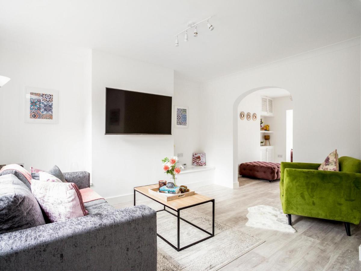 Large Modern Family Home Windsor Esterno foto