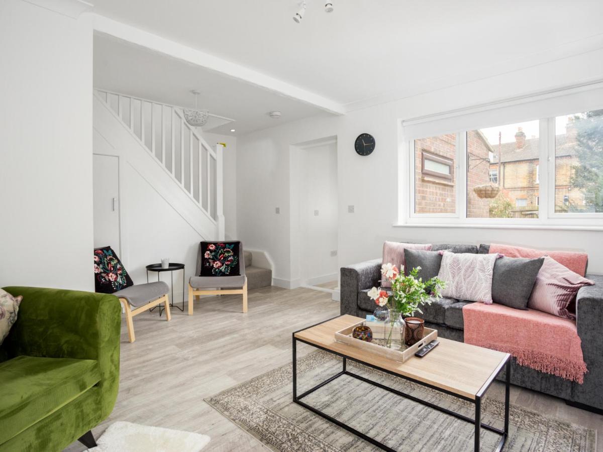 Large Modern Family Home Windsor Esterno foto