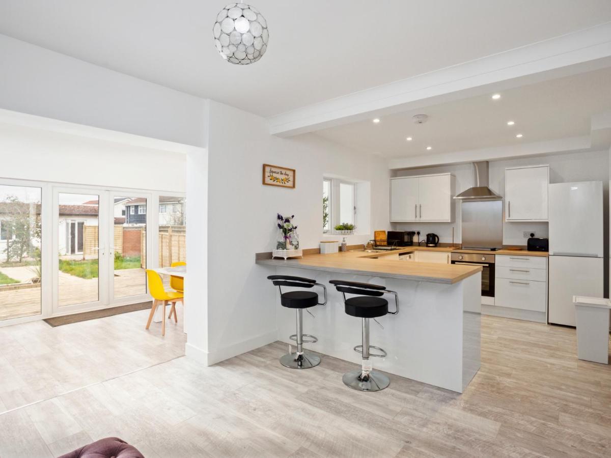 Large Modern Family Home Windsor Esterno foto